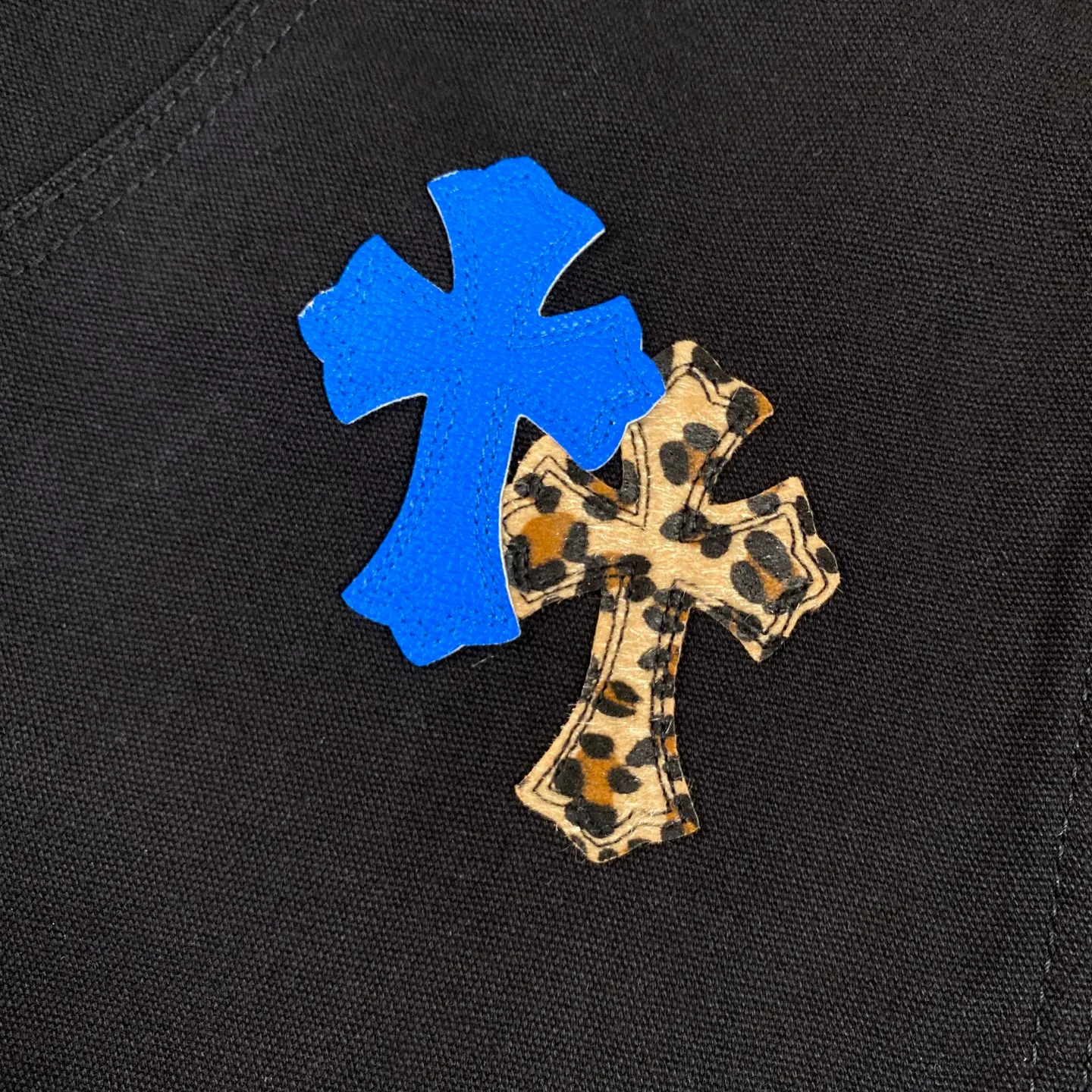 P270 CH Chromehearts family and friends limited edition leopard print blue cross patchwork leather black work jeans logging pants. The counter price is 34W level, patchwork cross pattern embellishment, washed jeans! ! An absolutely high-end luxury product, a 1.9W-level god-level single product, a super popular product, made by top heavy industry, a magic weapon that cannot be missed! [About Zangyin] This is an extremely luxurious fashion brand that can also be called the aristocracy of the high street. It has always been an exclusive brand for some hipsters or rich second generations. Compared with ordinary high streets, it is more luxurious and noble. Compared with luxury brands, it is more fashionable and individual. It has always been a brand that I have a special liking for. [Top heavy industry fashion design] Consistently high-street luxury style. Speaking of this style, the Zangyin family and GU family are definitely the leading representative brands. Especially the Zangyin family has really achieved a state-of-the-art effect in creating high-street style. The unique washed material is used to create this style. The color system is already quite eye-catching. After it is decorated with patchwork cross flowers, it cleverly highlights the charm of the brand. Secondly, this style uses classic The high-waist cutting design highlights the long legs and fashionable temperament of the upper body. The brand is highly recognizable and the slim fit configuration is more suitable for daily wear. It is a product that interprets personality, fashion, and specifications at a glance. This single product is enough to make any fan excited. It can be a white T-shirt for a youthful college style, or a tight suspender for a royal style. It has strong matching ability and can be easily controlled by men.  [Materials and craftsmanship] Needless to say, this point goes without saying. As an excellent craftsman brand, Zangyin’s requirements for details and craftsmanship are really perfect. The washed color of this model has gone through so many processes, not to mention the embellishment of denim appliques. It is also purely hand-made and sewn. Just like what they believe in, only hand-made things have soul and have the meaning of wear. A top-notch heavy-duty fashionable denim item, I look forward to your perfect interpretation! !  Color: Black Size: 28-36